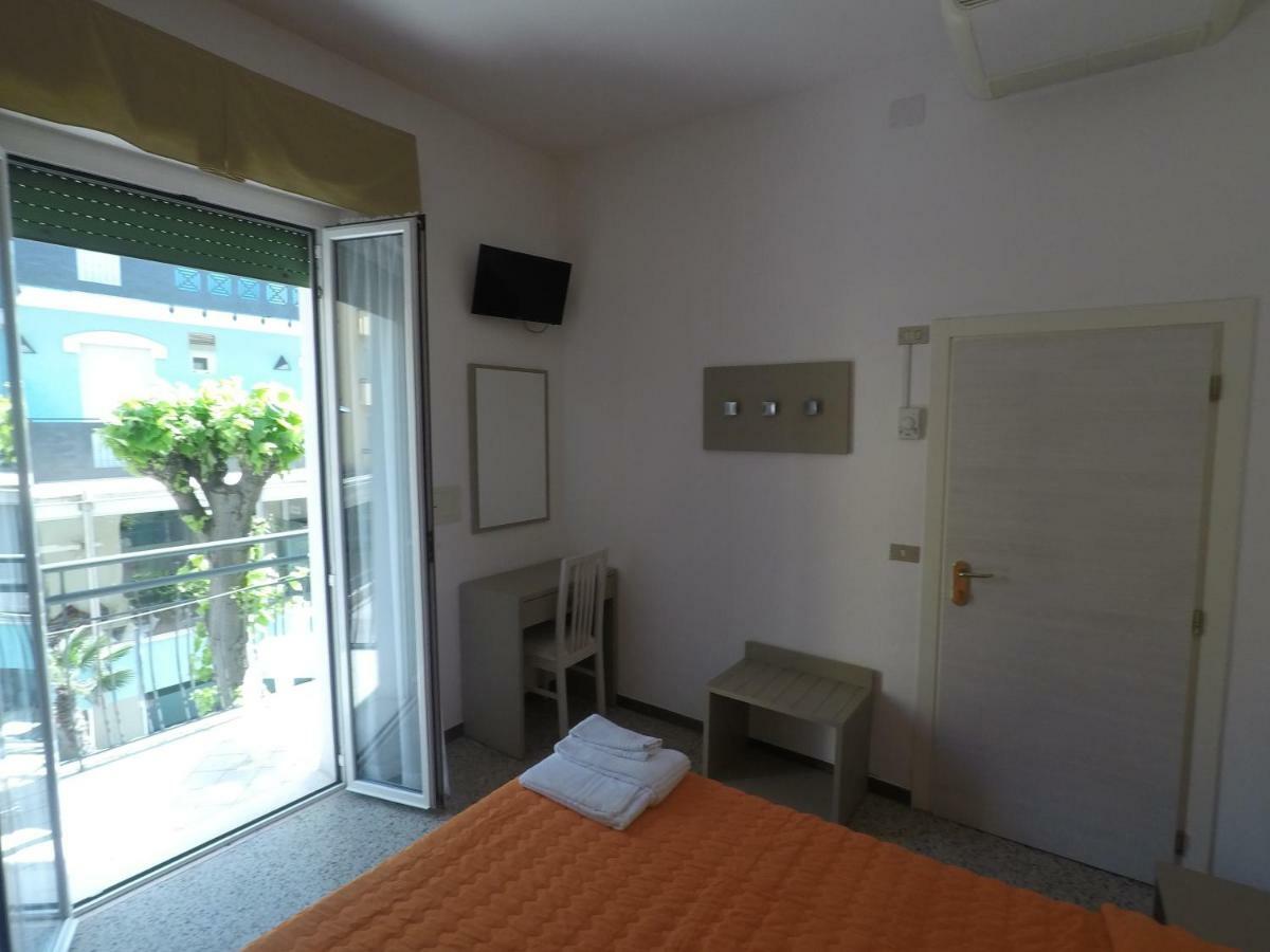 Alevon Hotel Rimini Exterior photo